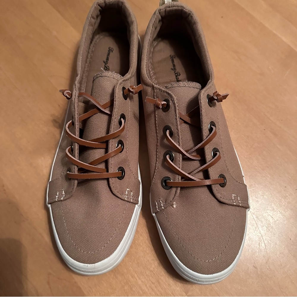 NWOT Tommy Bahama Sz 10 sneakers